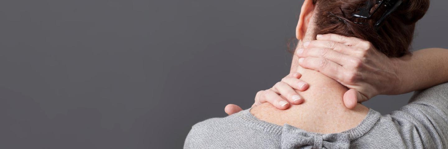 Women holding her neck in pain
