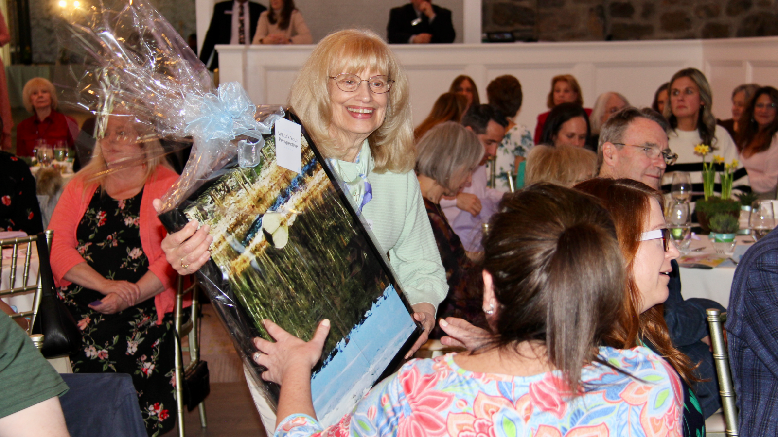 Auxiliary member presents raffle prize at event